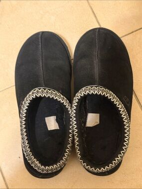 Gently worn women’s Ugg Tasman slipper size 9